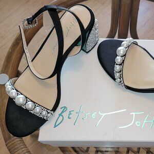 Like New Betsy Johnson Tina Pearl & Black Block Heel Sandal Size 7